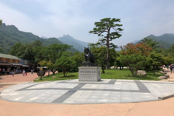 Autumn Foliage-Mt. Seorak, Sokcho Fish Market, Sokcho Beach - Making the most of five hours in the national park