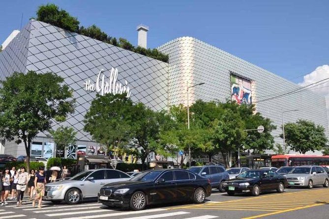 Best of Seoul Shopping Tour - The ginseng center is a short commercial stop