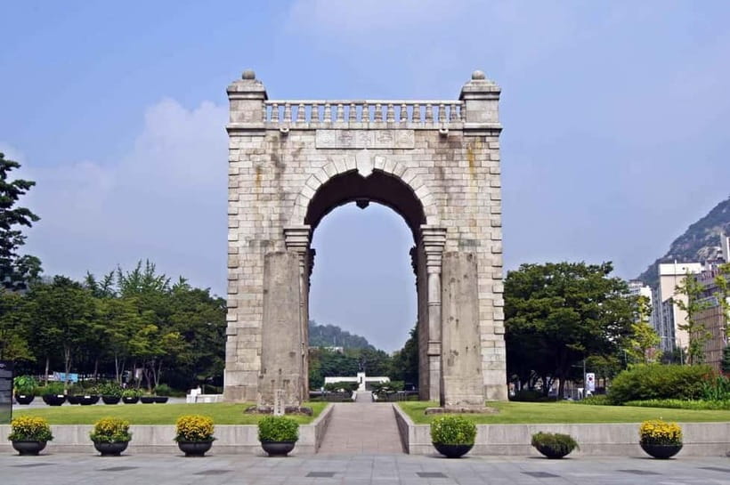 Blood & Tears: Korea Dark History Guided Walking Tour - Tapgol Park and the first cries of 1919