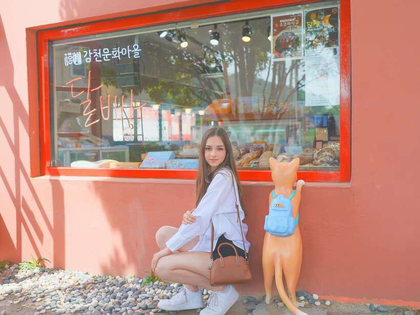 Busan: Gamcheon Village and Haeundae Blueline Park Tour - Gamcheon Culture Village and its wartime story