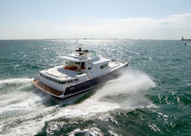 Busan: Group Sightseeing Yacht Cruise with Snacks and Drinks - Who should book this cruise?