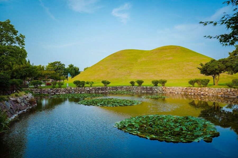 Busan: Gyeongju Guided Day Trip to Three Kingdoms Capital - Hwangnidan-gil and the Daereungwon royal tombs