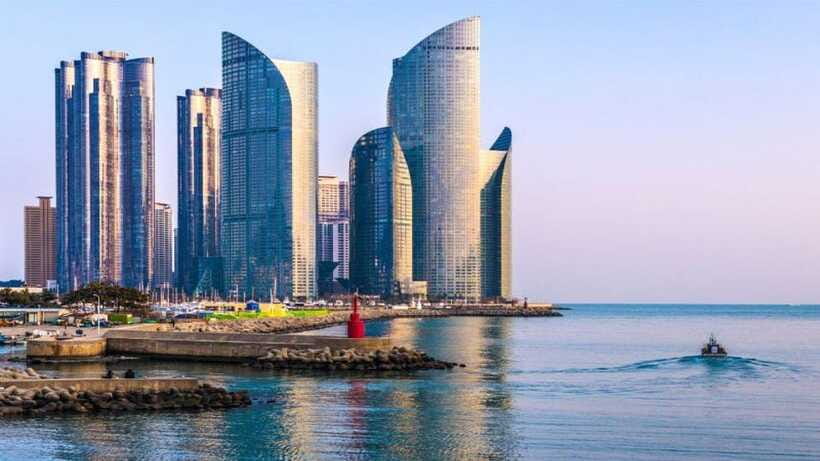Busan: Jagalchi Market & Gamcheon village Walking Tour - Gukje Market, shopping and everyday commerce