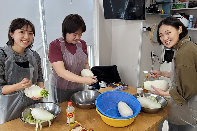 Busan Kkakdugi(Korean radish Kimchi) class with various options - Packing the finished kkakdugi for home
