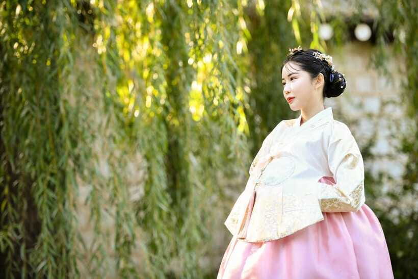 Changdeokgung Hanbok Experience at hanboknam - Lockers, suitcase storage, and the palace walk