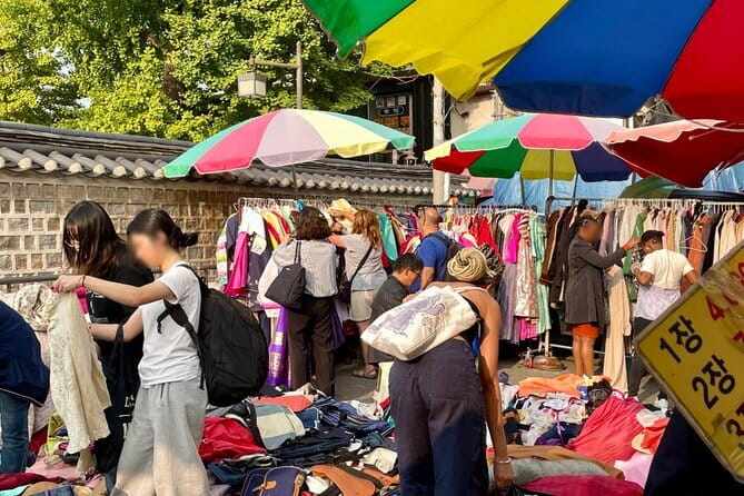 Contemporary & Retro Seoul Private Tour with Local Food Tasting - Food stops that turn lunch into a tasting walk
