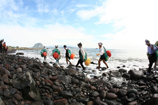 East Jeju Essentials – Seongsan Ilchulbong (UNESCO) & Haenyeo - Hamdeok Beach: a calmer final scenic stop