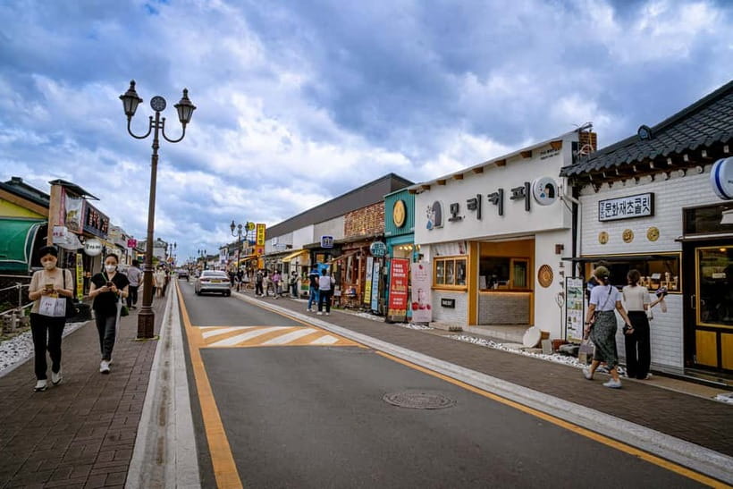 From Daegu: Gyeongju UNESCO Tour 7 Highlights with Bulguksa - Hwangnidan-gil: food, streets, and a flexible dinner break
