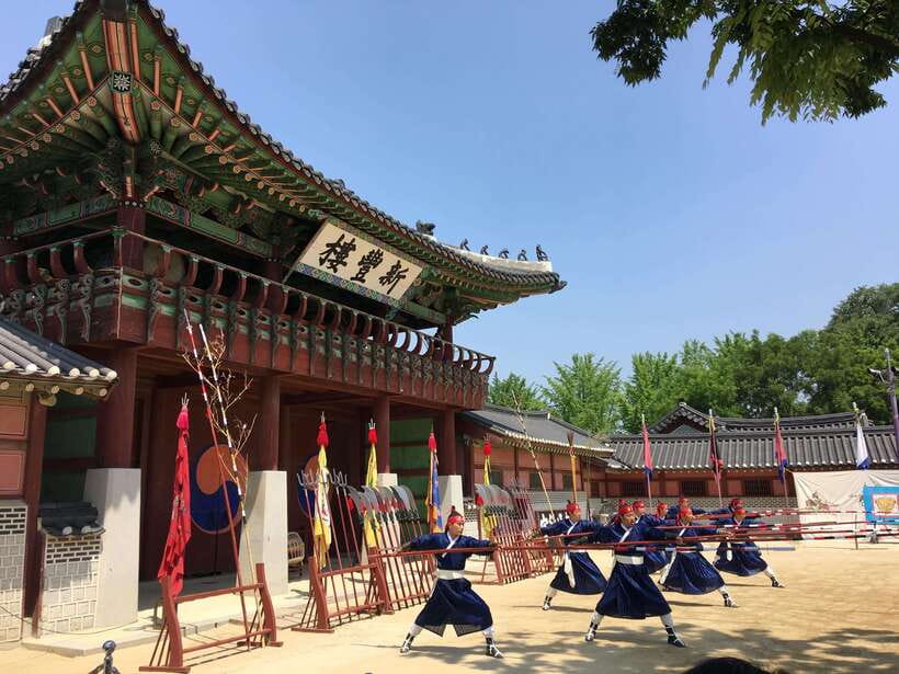 From Seoul: Starfield Library, Hwaseong, Gwangmyeong Cave - Starting with books at Starfield Library Suwon
