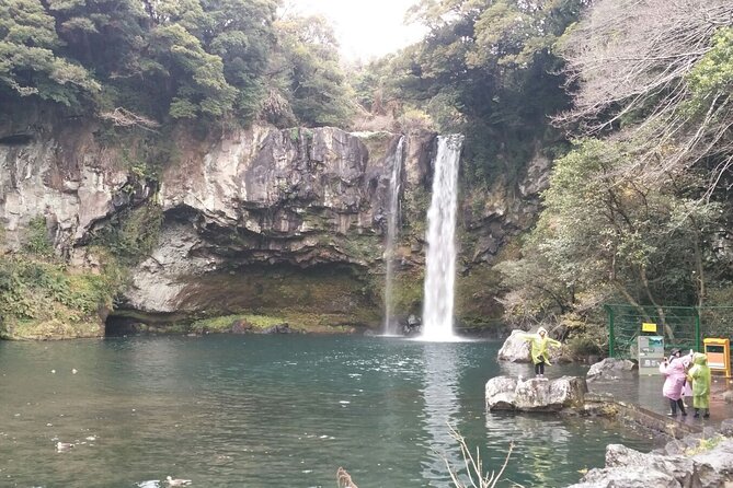 Full-Day Private Taxi Tour South of Jeju Island - Oedolgae combines sea views with an Olle Trail setting