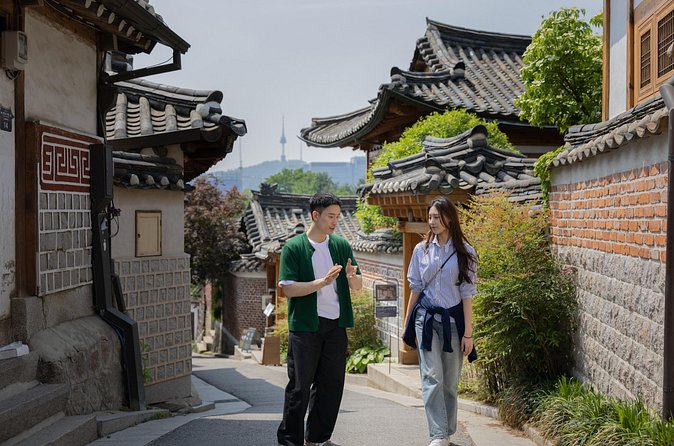 Gwanghwamun Tour l 120 minutes to Understand Local Korean Society - Samcheongdong-gil Road and the price of rapid development