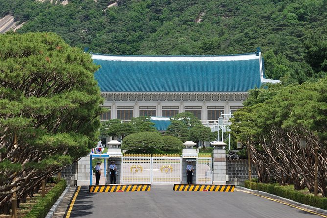 Gyeongbok Palace and Korean Folk Village Tour - The ginseng center is useful, but keep your guard up