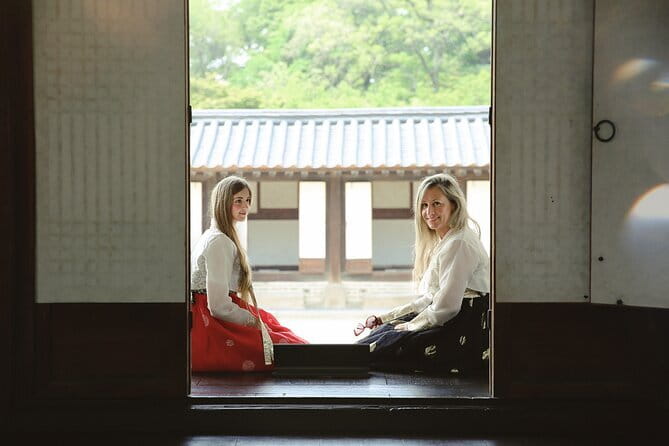 Gyeongbokgung Hanbok Photoshoot - Meeting at Gyeongbokgung Palace