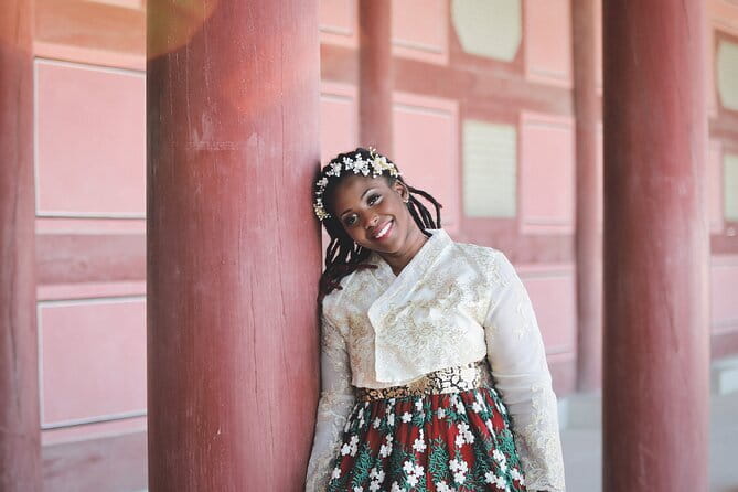 Gyeongbokgung Hanbok Photoshoot - Choosing and Wearing Your Hanbok