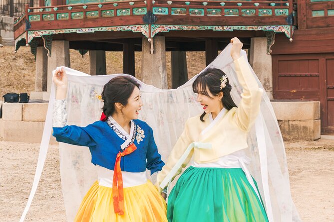 Gyeongbokgung Palace Hanbok Rental Experience in Seoul - Choosing between traditional and themed hanbok