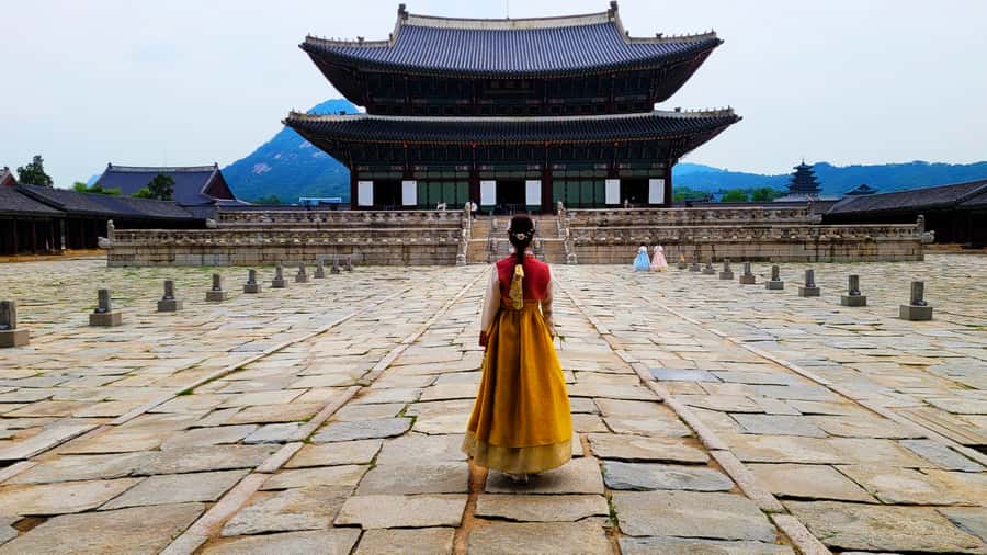 Gyeongbokgung Palace, Jogyesa Temple and Bukchon village - Key points at a glance