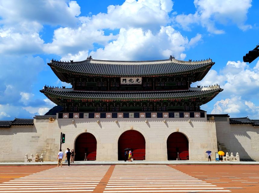 Gyeongbokgung Palace, Jogyesa Temple and Bukchon village - Gyeongbokgung Palace, the Joseon royal center