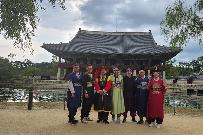 Half day Morning Seoul City Tour(Temple & Gyeongbok Palace) - A pass by the Blue House and Cheongwadae Sarangchae