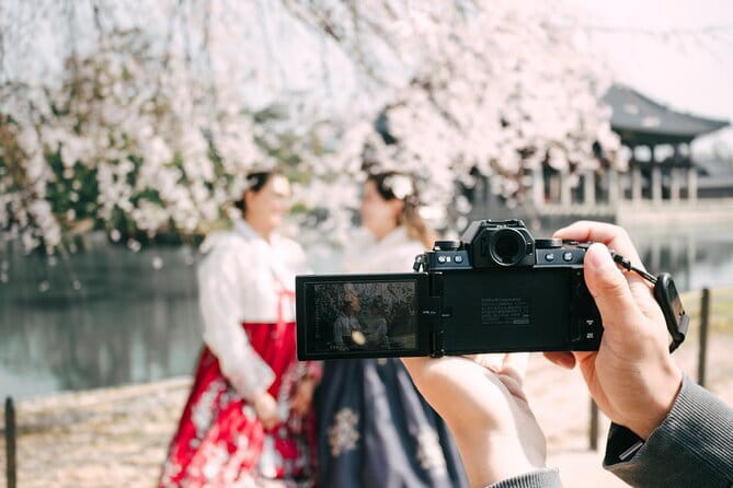 Hanbok Photoshoot and History Tour at Gyeongbokgung Palace - Why this works better than a standard palace visit