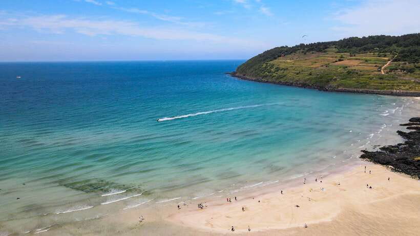 Jeju: Eastern UNESCO Sites Tour with Haenyeo Show - Seongsan Ilchulbong brings the day’s biggest view