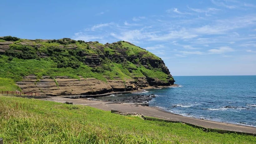 Jeju: Eastern UNESCO Sites Tour with Haenyeo Show - Seopjikoji offers cliffs, open fields, and screen scenery