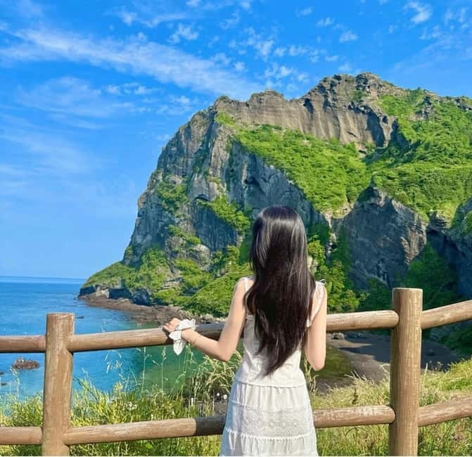 Jeju: Eastern UNESCO Sites Tour with Haenyeo Show - Hamdeok Beach starts the morning beside clear water