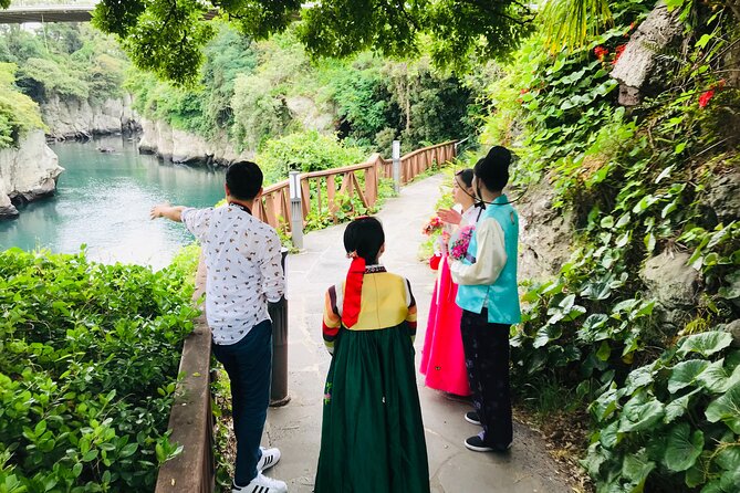 [Jeju] Hanbok Private guide tour & photo session in beautiful Yongduam rock, - Key points to know before booking