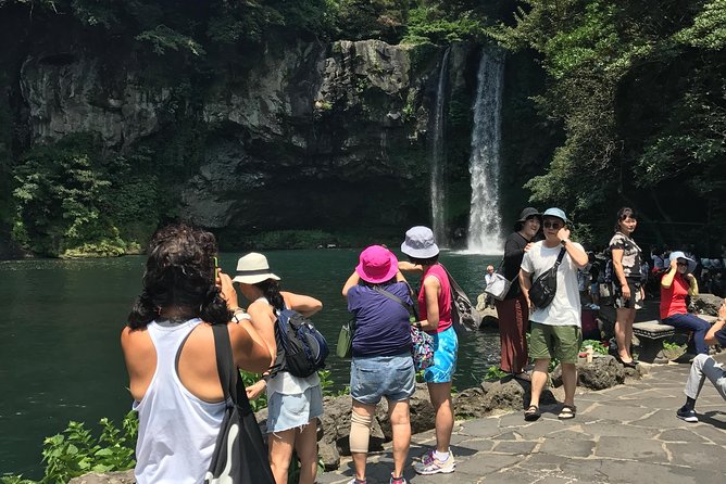 Jeju island: Van tour with a guide who the most loves JEJU - Hamdeok Beach is the practical replacement