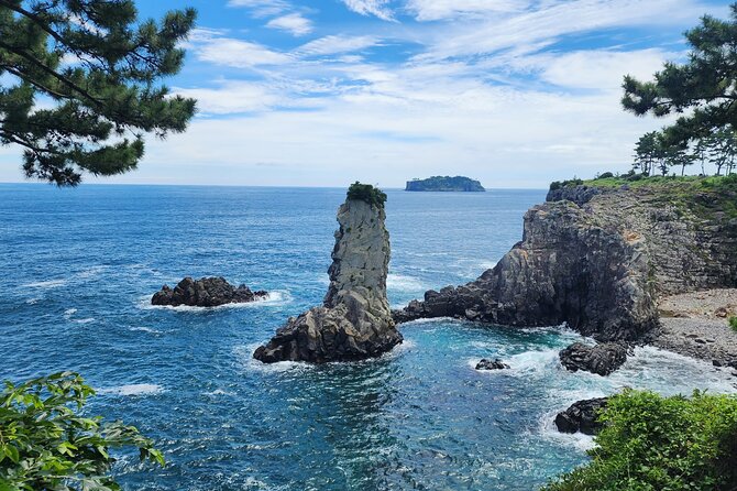 Jeju Premium Small Group UNESCO Day Tour - South Course - Yakcheonsa Temple, the day’s quiet change of pace