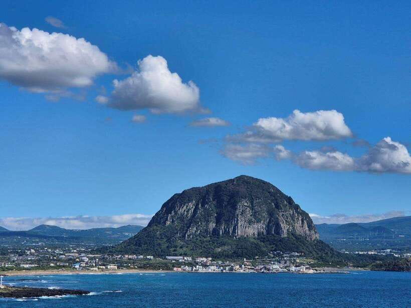 Jeju: Private Tour with an English Guide and a Vehicle - Jeju South and West: waterfalls, markets, and tea