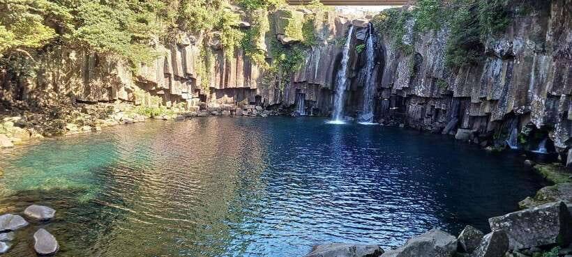 Jeju: Private Tour with an English Guide and a Vehicle - What the vehicle and private format add