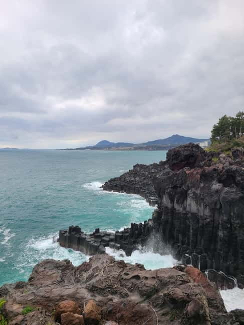 Jeju: Southern Top UNESCO Spots Bus Tour - Eongdeongmul Valley is the quiet pause