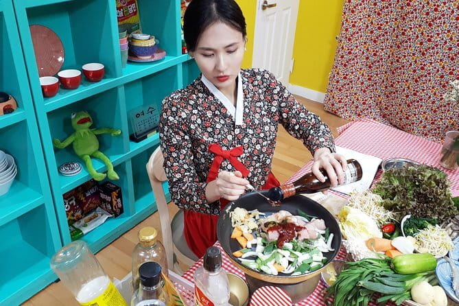 Korean Cooking Class with Grocery Shopping at Seoul Local Market - Phoebe’s Role as Host and Teacher