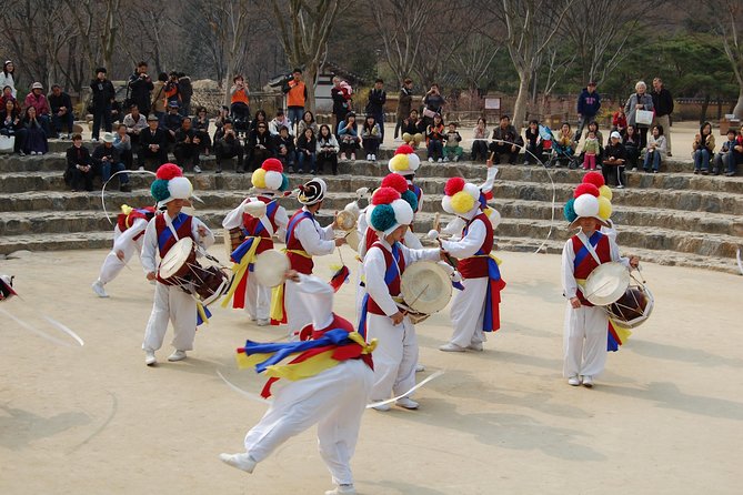 Korean Heritage Tour: Palaces and Villages of Seoul Including Gyeongbokgung Palace - The ginseng center and the tour’s main compromise