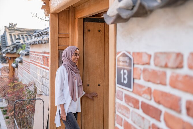 Layover Tour from Incheon Airport to Seoul with a Tour Specialist - Walking through Bukchon Hanok Village