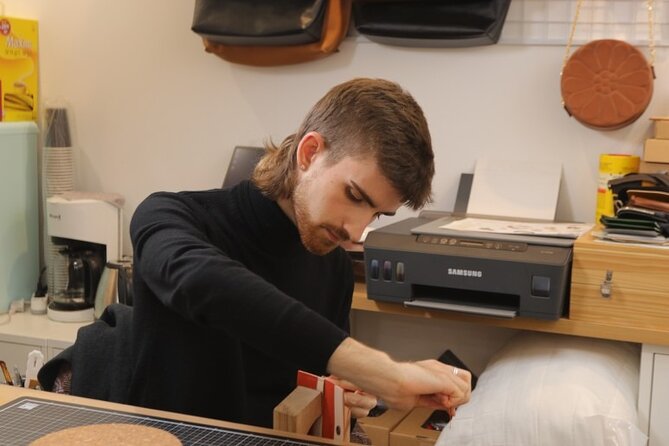 Leather Products Workshop in Seoul - Choosing your leather project
