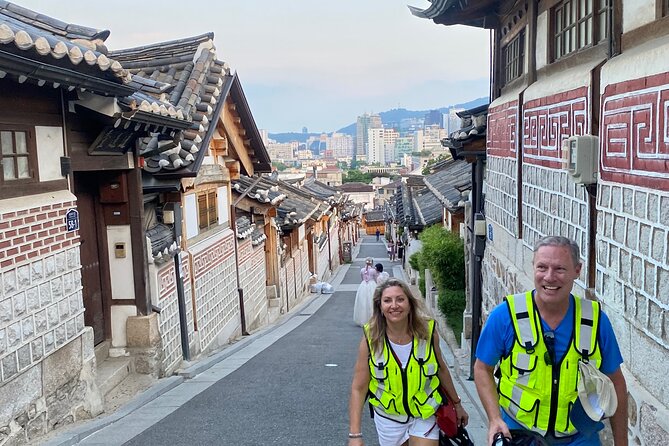 Market Food Tour & Evening E-bike Ride in Seoul - Comparing Changdeokgung with Gyeongbokgung