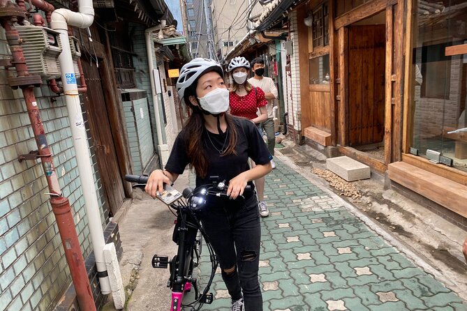Market Food Tour & Evening E-bike Ride in Seoul - The Blue House and Seoul after sunset