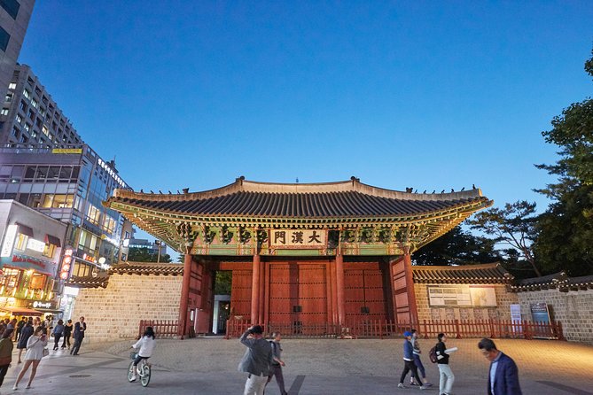 Moonlight Rainbow Fountain Show Night Tour in Seoul - Namsan Baekbeom Square and the old city wall