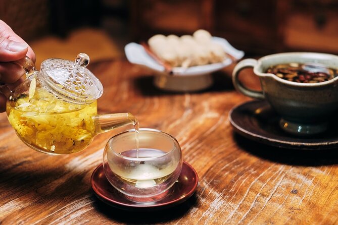 Private Downtown Seoul Food & Market Tour with 8+ Tastings - Royal gates and palaces between the food stops