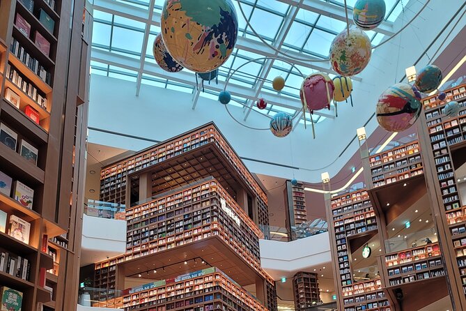 Private Korean Folk Village, Suwon Starfield Libarary&Hwaseong - A modern pause at Starfield Suwon Library