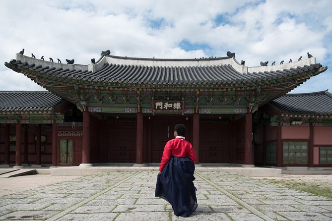 Private Palace Photo Shoot in Seoul with a Photographer - Choosing a hanbok before the camera comes out