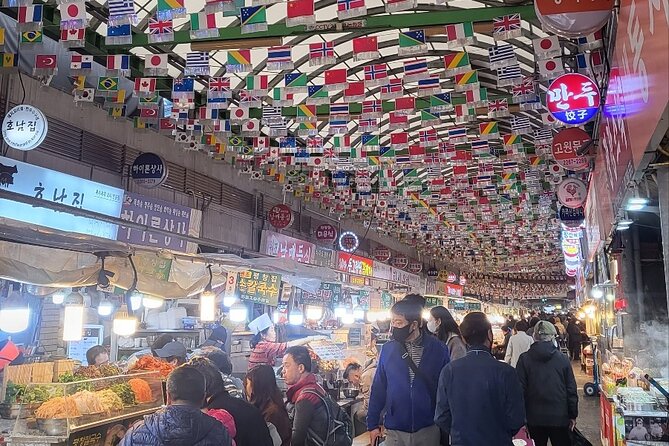 Private Seoul City Tour Palace, village, temple, market - Jogyesa Temple and the quiet start to the morning