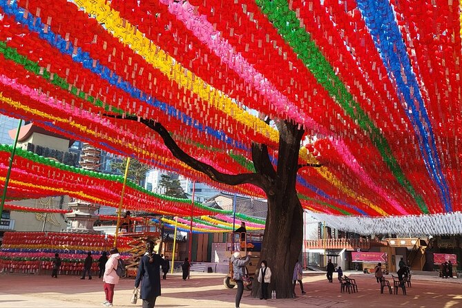 Private Seoul City Tour Palace, village, temple, market - Gyeongbokgung Palace and the changing of the guard