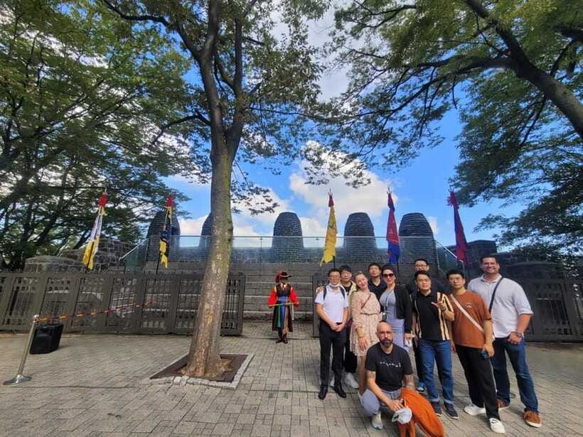 Private Van with English Speaking Guide in South Korea - Following Korea’s history through villages and palaces