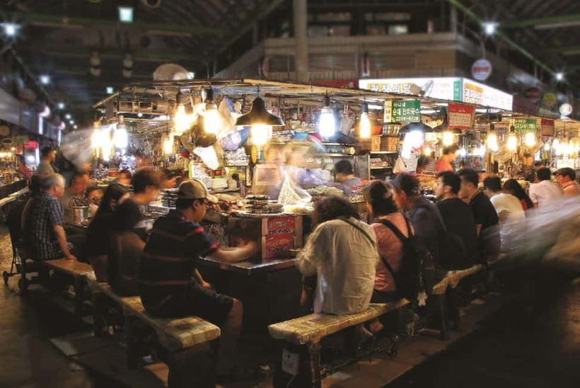 Seoul: Changgyeonggung & Gwangjang Market & Naksan Park - Optional van transfers and the evening route
