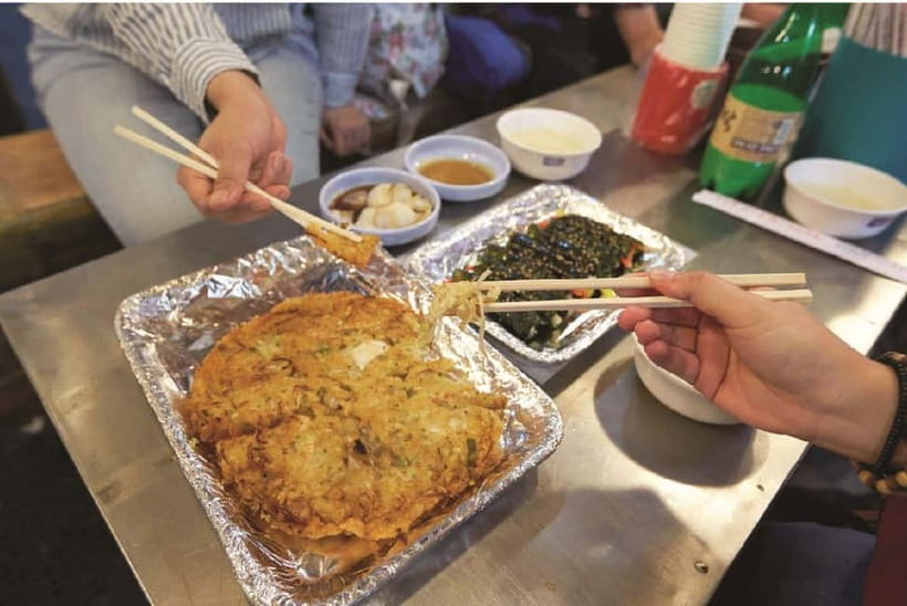 Seoul: Changgyeonggung & Gwangjang Market & Naksan Park - What to bring for a smoother walk