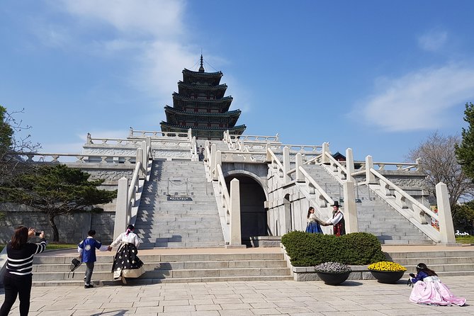 Seoul City Sightseeing Tour Including Gyeongbokgung Palace, N Seoul Tower, and Namsangol Hanok Village - Gyeongbokgung Palace and the Joseon royal court