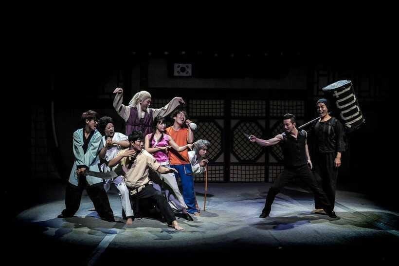 Seoul: Comic Martial Arts Performance JUMP Show Ticket - Photos with the cast after the show