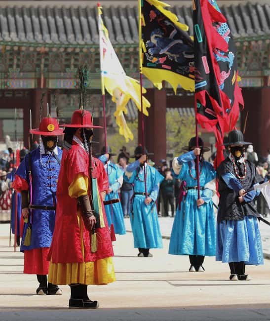 Seoul Day Tour: Gyeongbok Palace, Bukchon, Gwangjang Market - Gyeongbokgung when the gates begin to glow